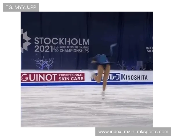 滑冰女单旋转速度惊人，裙摆如风车