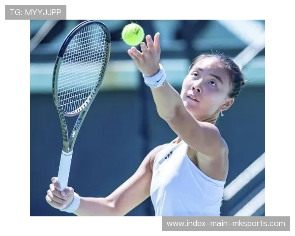 网球女将崩溃砸坏三把球拍，背后的心理考量与职业挑战